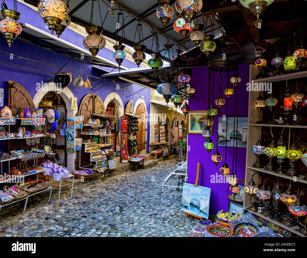 Mostar, Bosnien und Herzegowina - 30. August. 2019: Handgefertigte traditionelle Lampen auf dem Basar von Mostar. Stockfoto