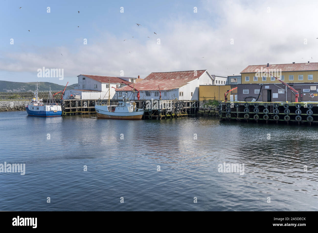 NORDMELA, Norwegen - 11. Juli 2019: Stadtbild mit Schiffen am Hafen, unter hellen Sommer Licht schoss am 11. Juli 2019 an Nordmela, Andoya, Vestera Stockfoto