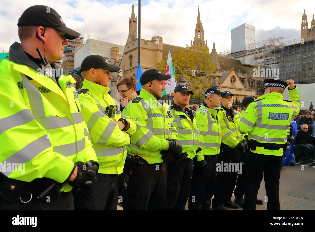 Die Polizei zeigte eine starke Präsenz im März durch London Calling für eine abschließende Volksabstimmung über Brexit sagen. Stockfoto