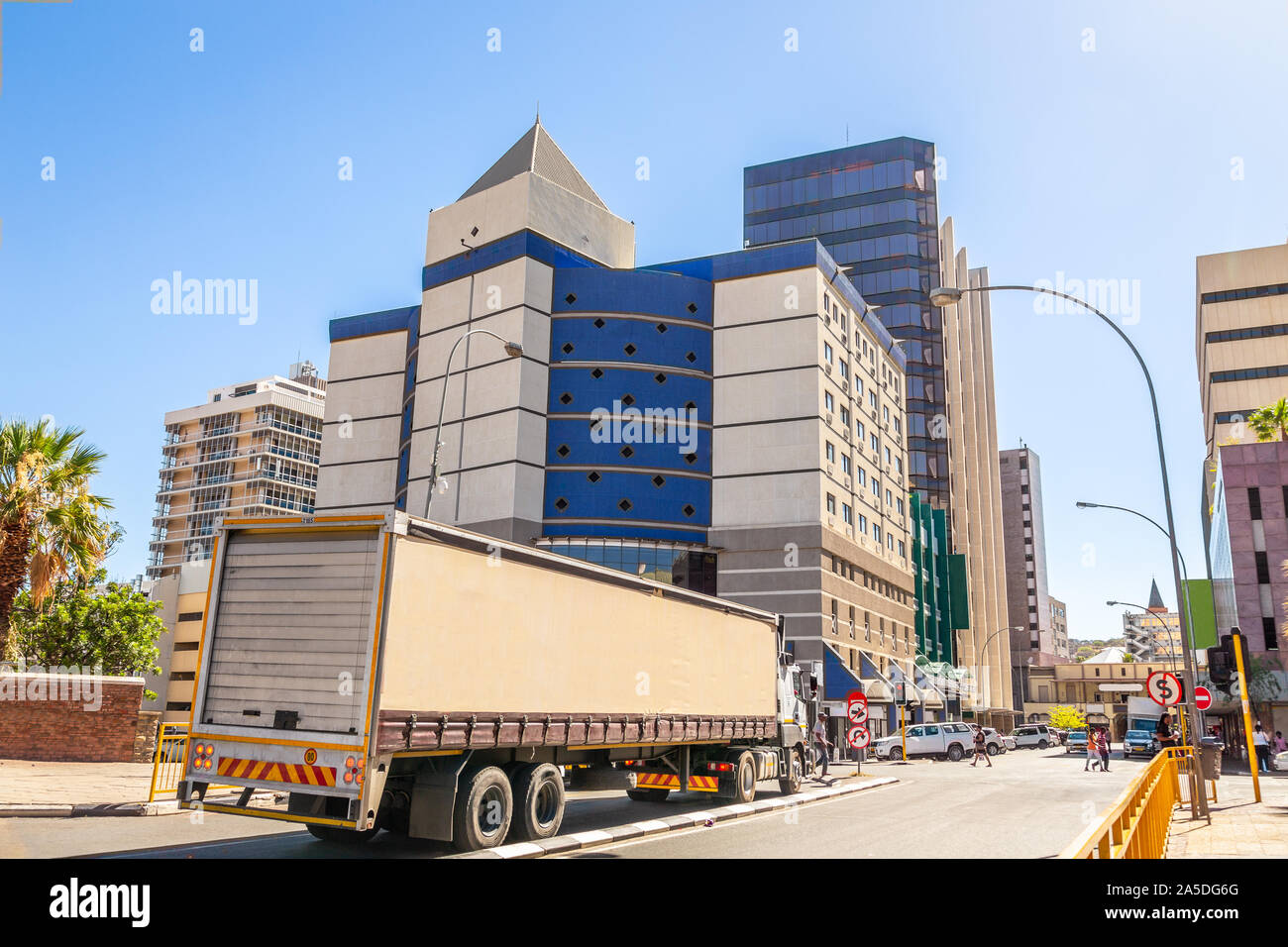 Windhoek Downtown City Centre View mit Einkaufszentrum, Bürogebäude und Straße mit Lkw und Pkw, Windhoek, Namibia Stockfoto