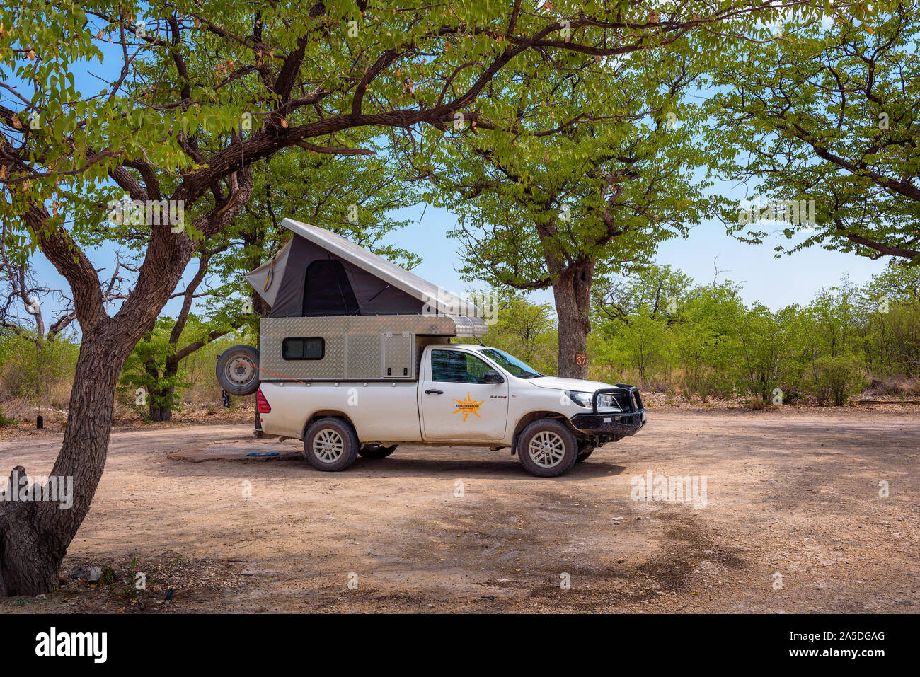 Zelt auf dem Dach eines Pickup 4x4 Auto in ein Camp im Etosha National Park. Stockfoto