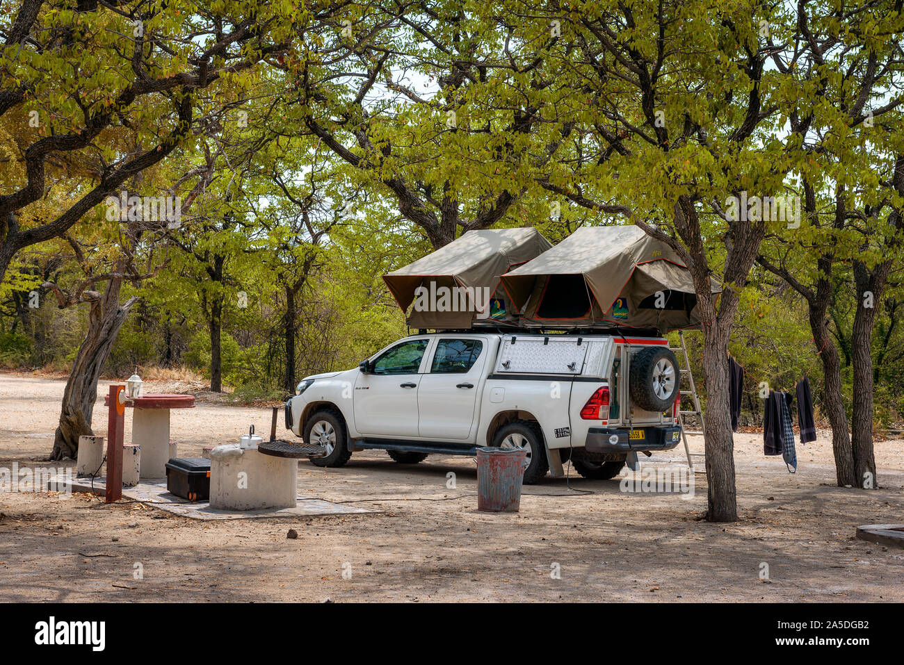 Zelt auf dem Dach eines Pickup 4x4 Auto in ein Camp im Etosha National Park. Stockfoto