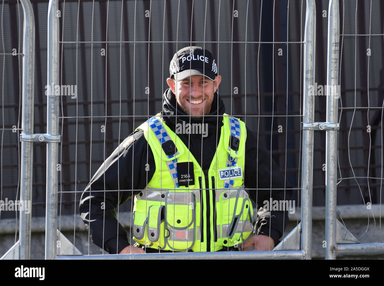 Freundlich und Brave bewaffneten Polizisten bewachen Regierungsgebäude in London. Stockfoto