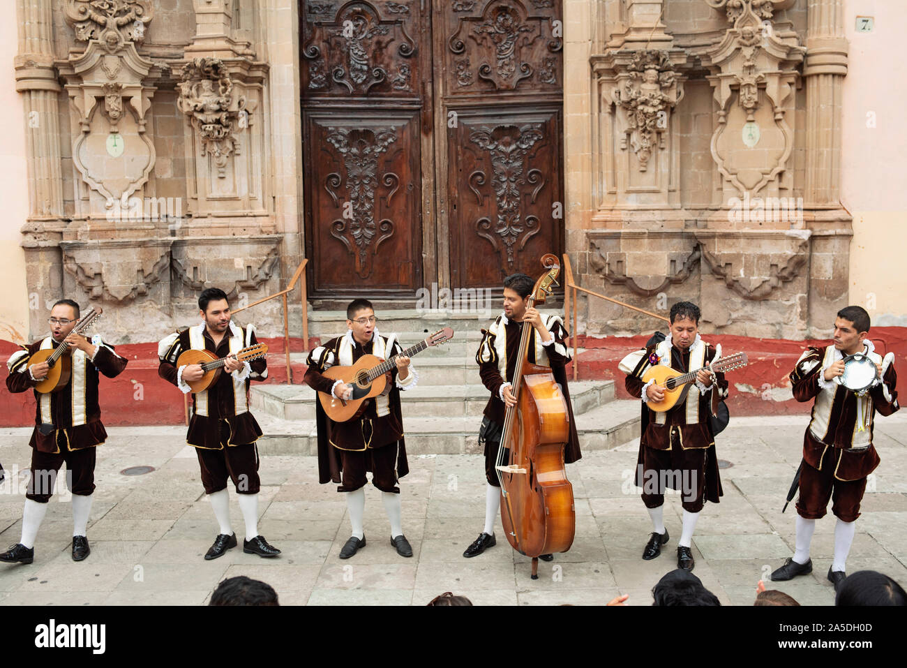 'Las Callejoneadas zu Fuß musikalische Leistung, die festliche Atmosphäre. Lokale Tradition in der Stadt Guanajuato, Mexiko. Jun 2019 Stockfoto