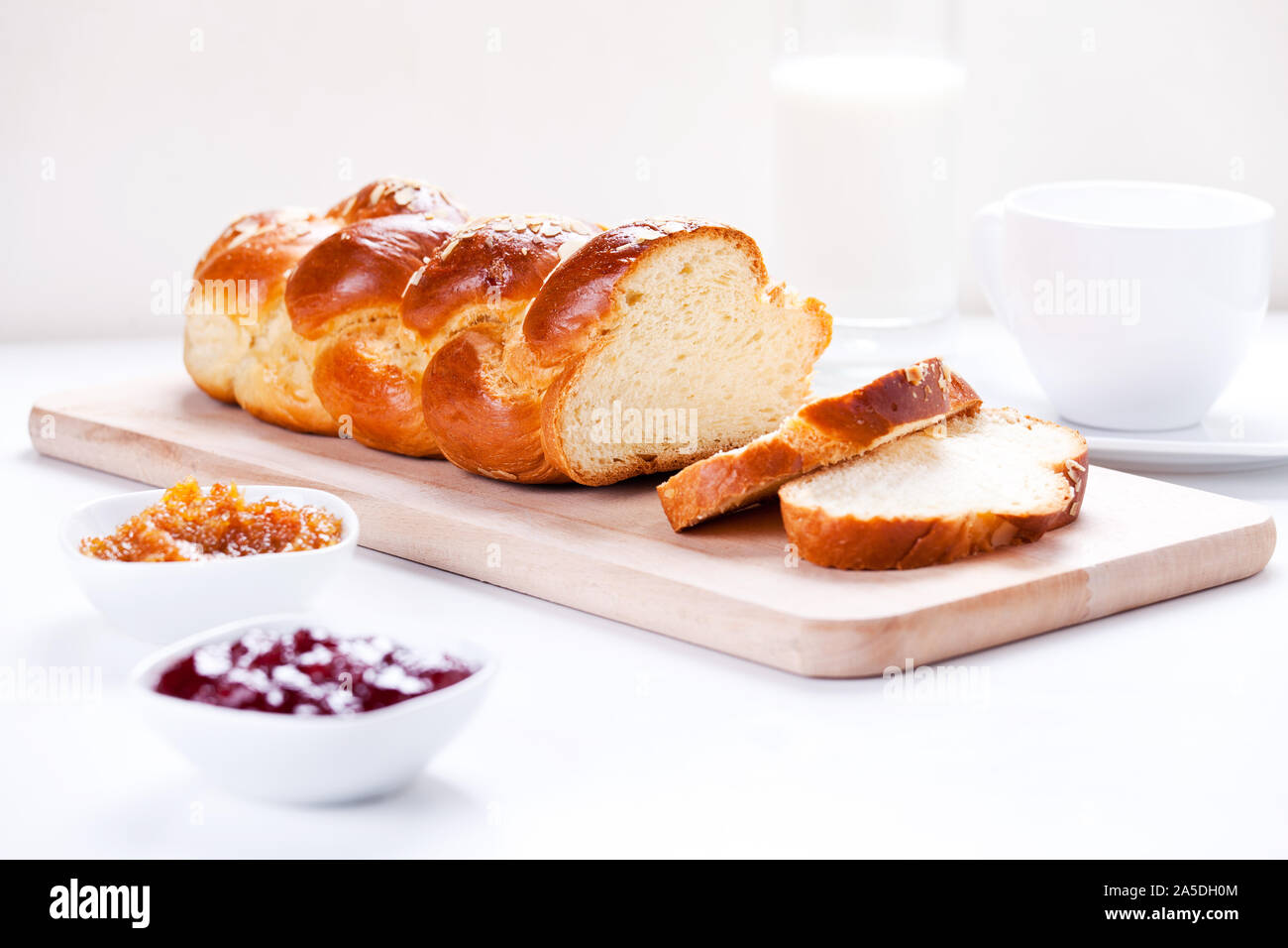 Hausgemachte, traditionelle griechische geflochtene Brioche mit Mandeln Stockfoto