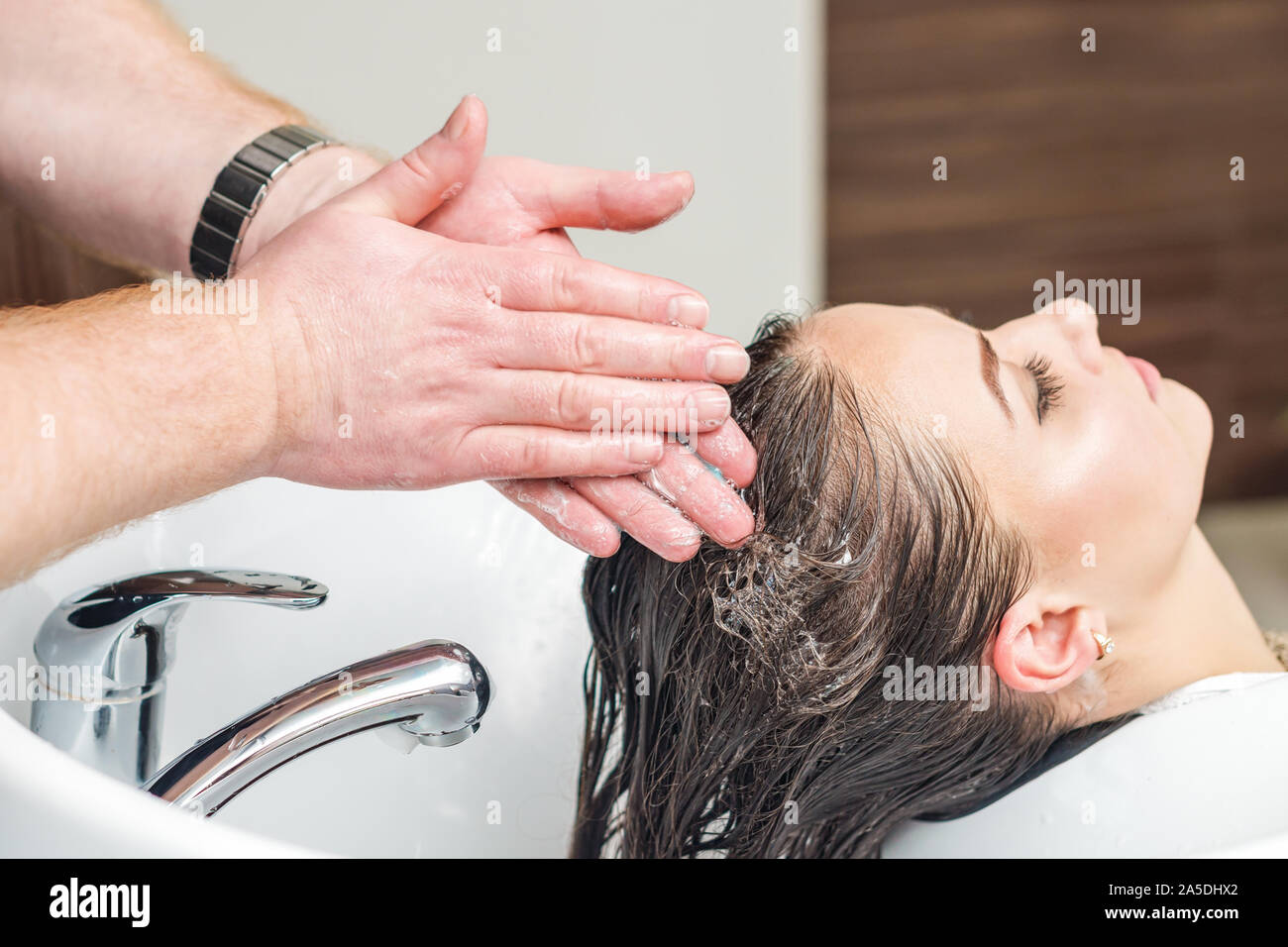 Professionelle Friseur ist das Waschen der Haare im Waschbecken vor dem  Schneiden an Barbershop. Friseur Salon, weiblichen stylist Konzept  Stockfotografie - Alamy