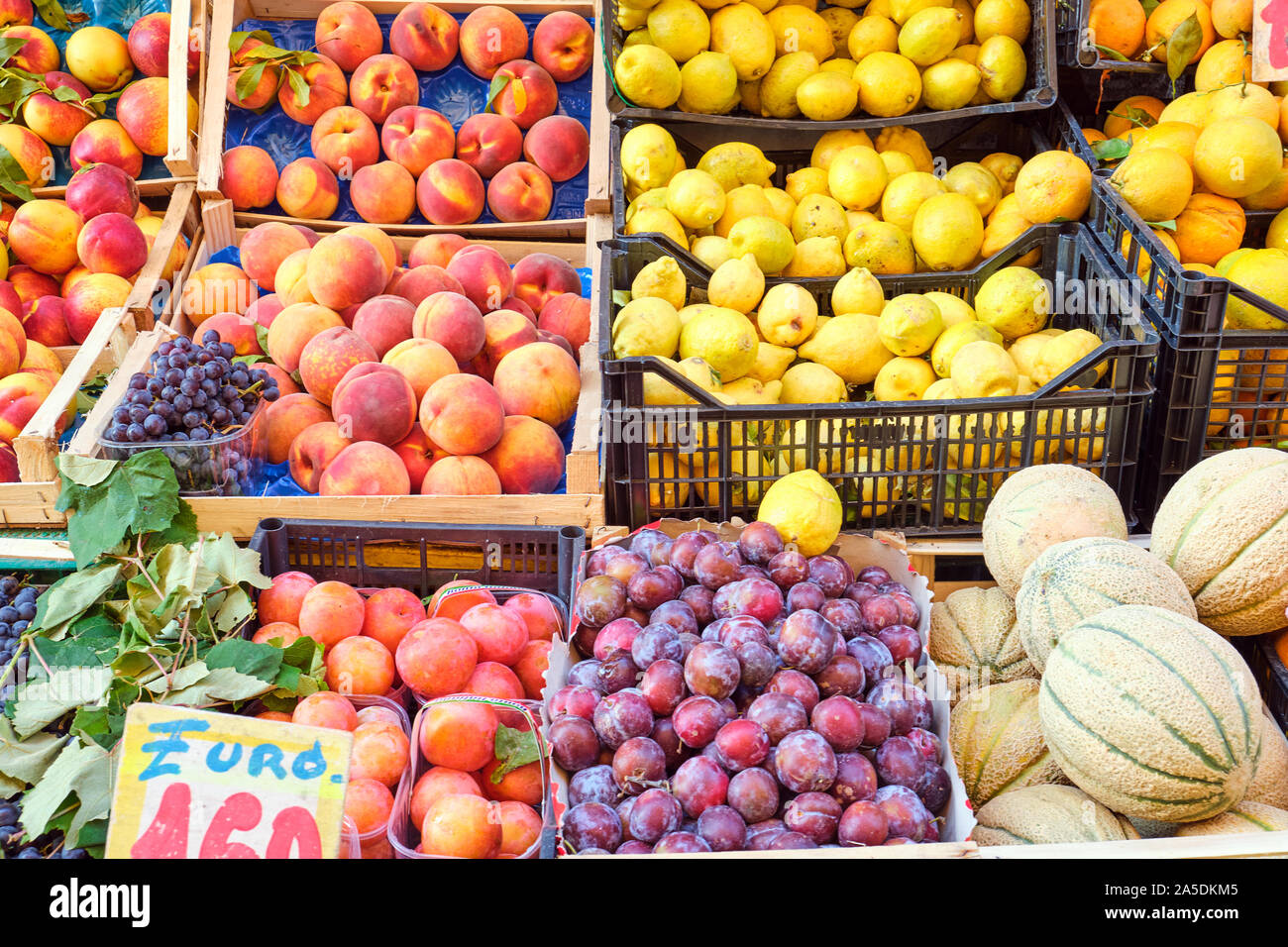Pfirsiche, Pflaumen und Melonen zum Verkauf auf dem Markt Stockfoto