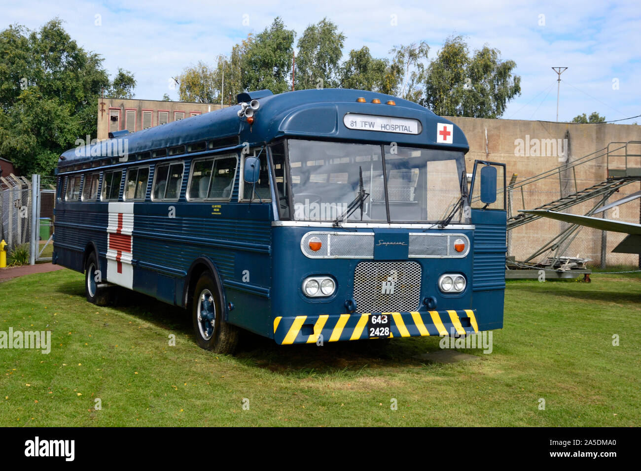 WWII Krankenwagen aus einem umgebauten Pkw Bus Bentwaters Museum zum Kalten Krieg, in der Nähe von Woodbridge, Suffolk, Großbritannien Stockfoto