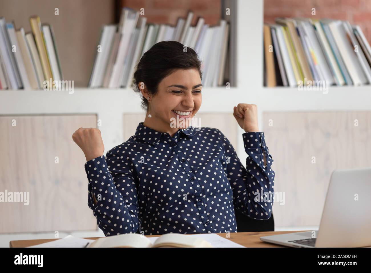 Indische Ethnizität Schüler Mädchen feiern Prüfung passing erhielten einen exzellenten Mark Stockfoto