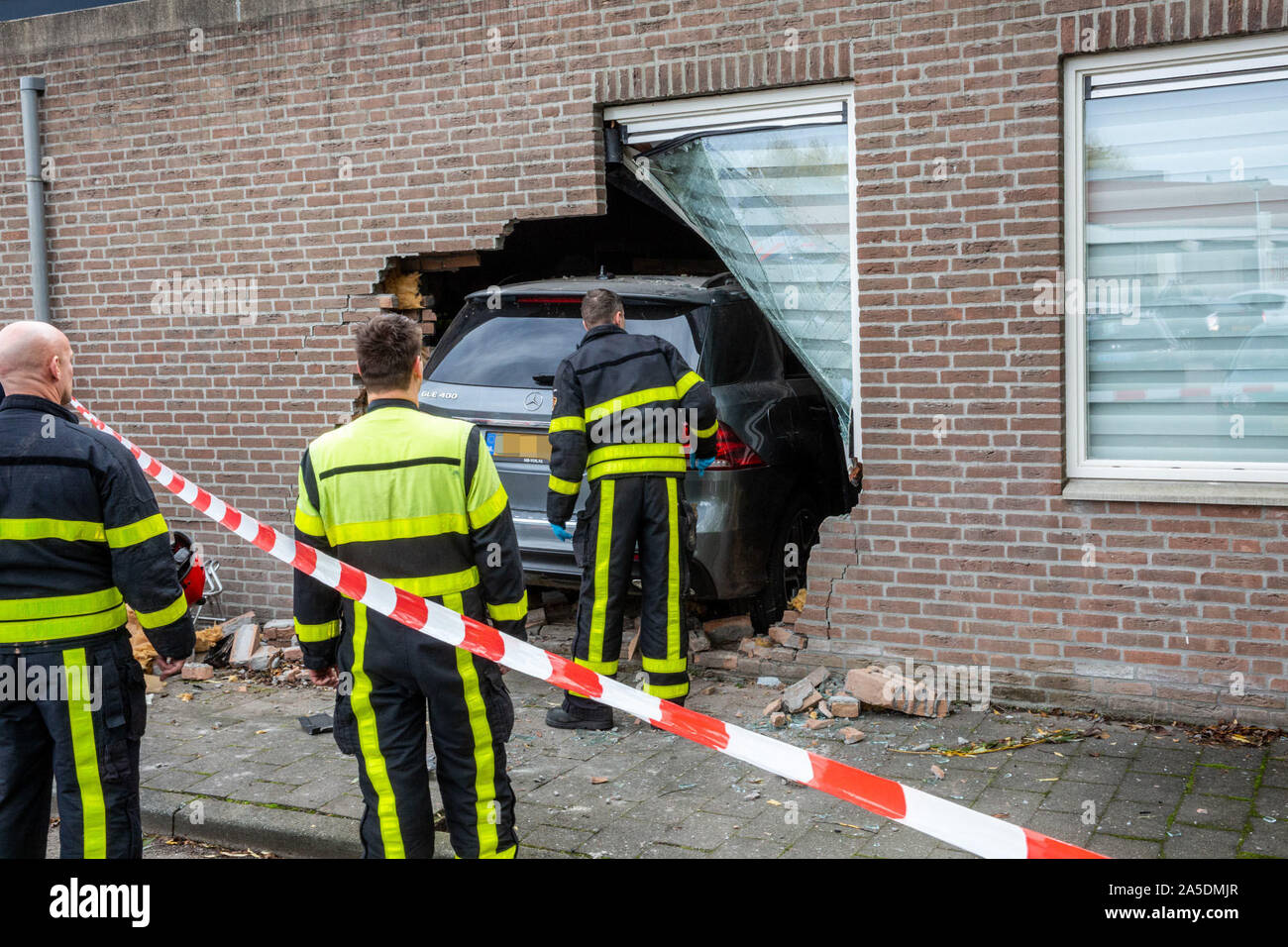 BERGEN OP ZOOM, Niederlande. 19 Okt, 2019. dutchnews, Fahrer verliert Kontrolle über Auto und Gebäude der Kirche Credit: Pro Schüsse/Alamy leben Nachrichten Stockfoto