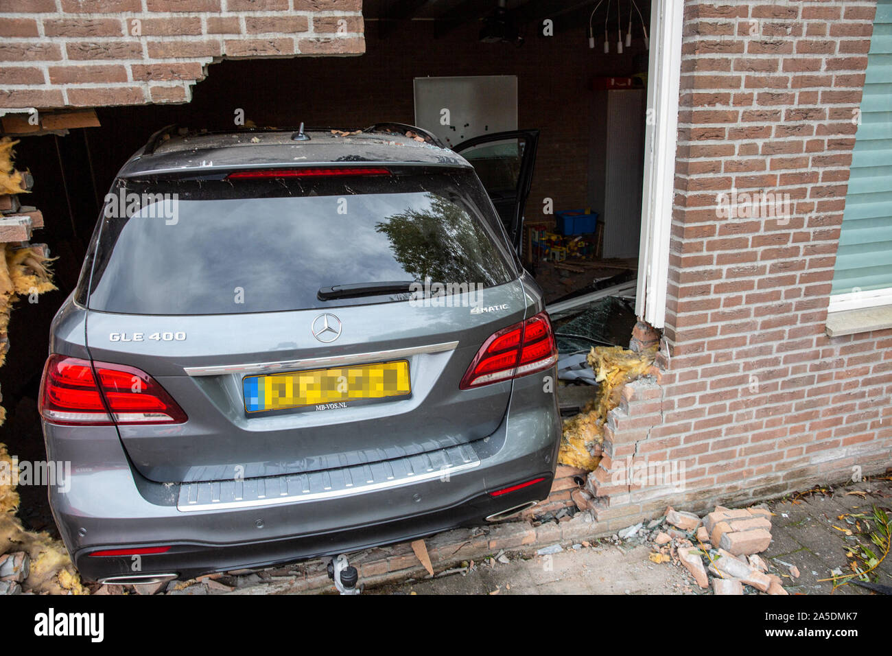 BERGEN OP ZOOM, Niederlande. 19 Okt, 2019. dutchnews, Fahrer verliert Kontrolle über Auto und Gebäude der Kirche Credit: Pro Schüsse/Alamy leben Nachrichten Stockfoto