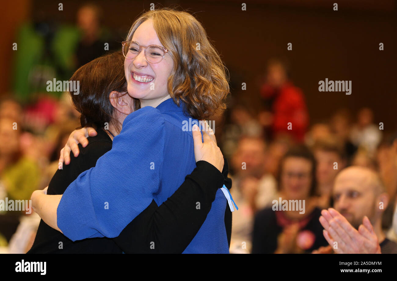 Lindau, Deutschland. Okt, 2019 20. Eva Lettenbauer, freut sich, nachdem sie nach der neuen regionalen Vorsitzenden der bayerischen Gruenen ausgewählt wurde. Foto: Karl-Josef Hildenbrand/dpa/Alamy leben Nachrichten Stockfoto