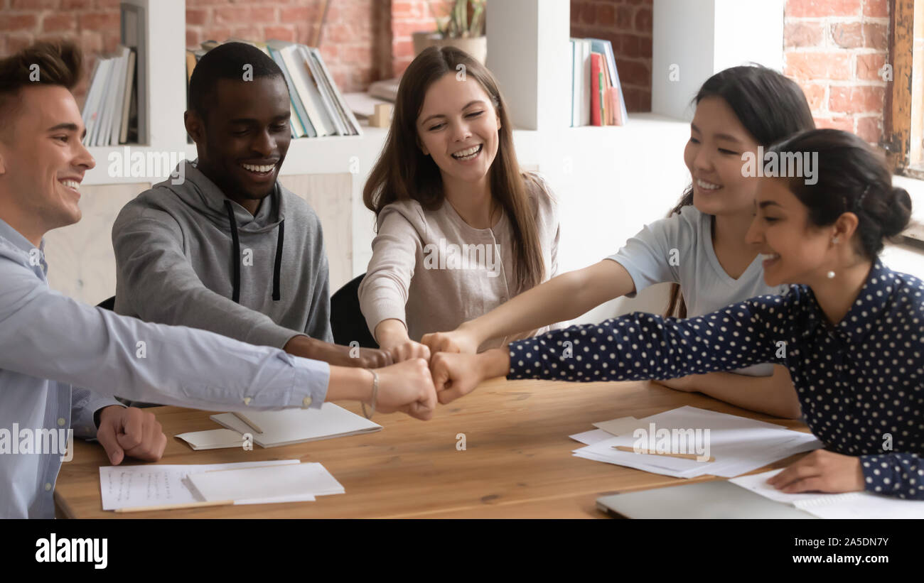 Diverse student Hände zusammen stack Fäuste bumping Einheit angezeigt. Stockfoto