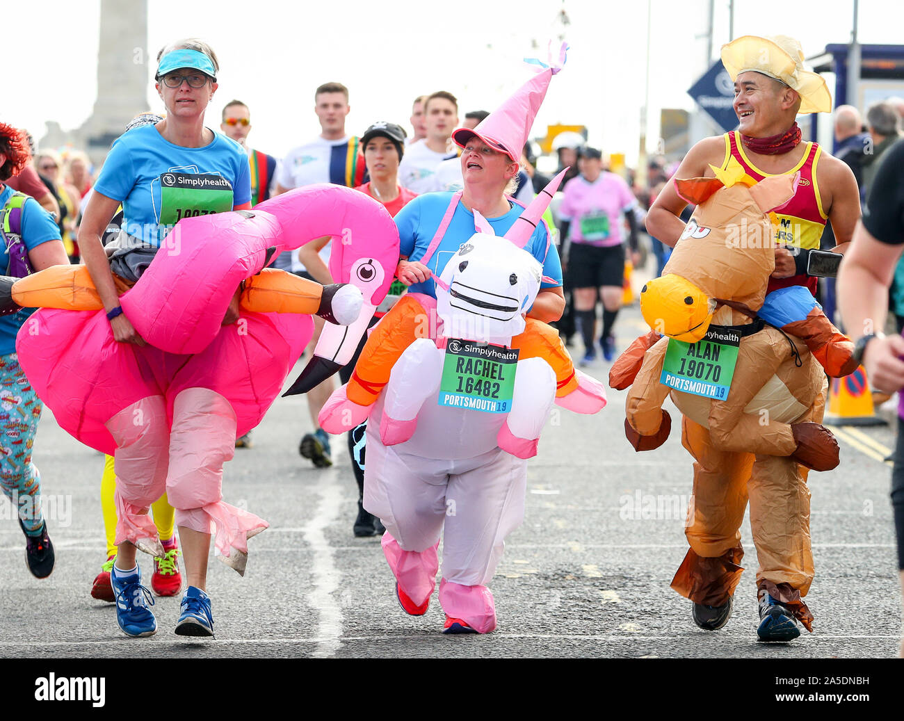 Portsmouth, Großbritannien. 20. Oktober 2019. Über 20.000 Läufer Kopf weg zu Beginn der Great South Run, der in diesem Jahr sein 30-jähriges Bestehen feiert. Credit: Stuart Martin/Alamy leben Nachrichten Stockfoto