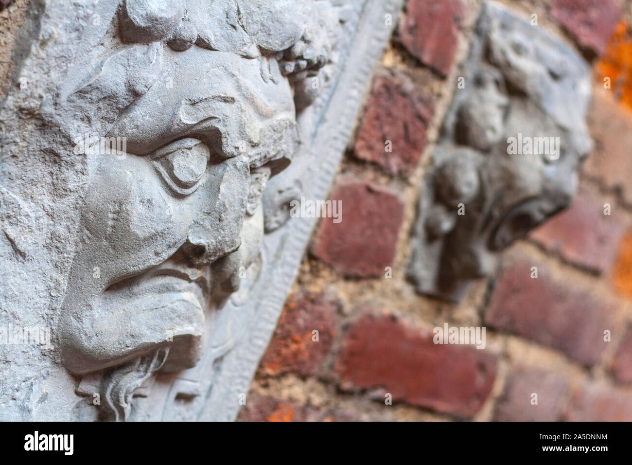 Reliefs auf bricky Wand im inneren Hof der mittelalterlichen Gefängnis und Folterkammer, heute Bernsteinmuseum in Danzig, Polen Stockfoto