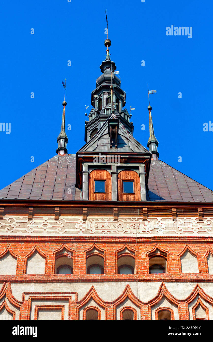 Mittelalterliches Gefängnis und Folterkammer, heute Bernsteinmuseum in Danzig, Polen gegen den blauen Himmel Stockfoto