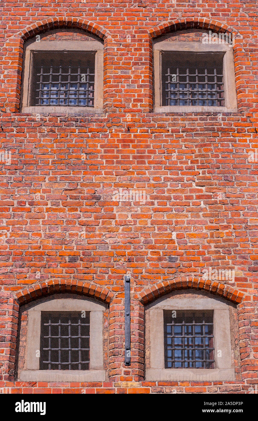 Windows mit Balken auf bricky östlichen Wand des mittelalterlichen Gefängnis und Folterkammer, heute Bernsteinmuseum in Danzig, Polen Stockfoto