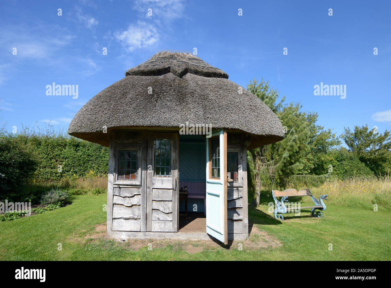 Reetdach Garten Kiosk, Holzschuppen, Hütte, Pavillon, Pavillon im Garten der Helden & Schurken, Stratford-upon-Avon Stockfoto