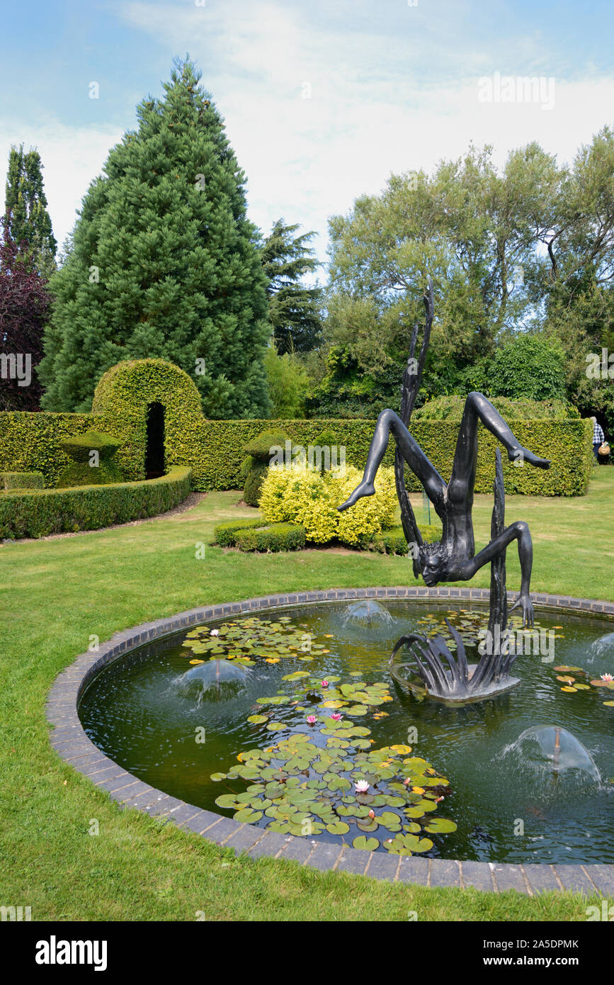 Runde Zierteich & Statue von Icarus am Garten der Helden & Schurken Dorsington Stratford-upon-Avon England Stockfoto