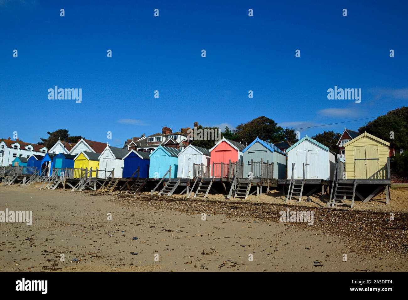 Reihe von Strandhütten auf Felixstowe Strandpromenade, Suffolk, Großbritannien Stockfoto