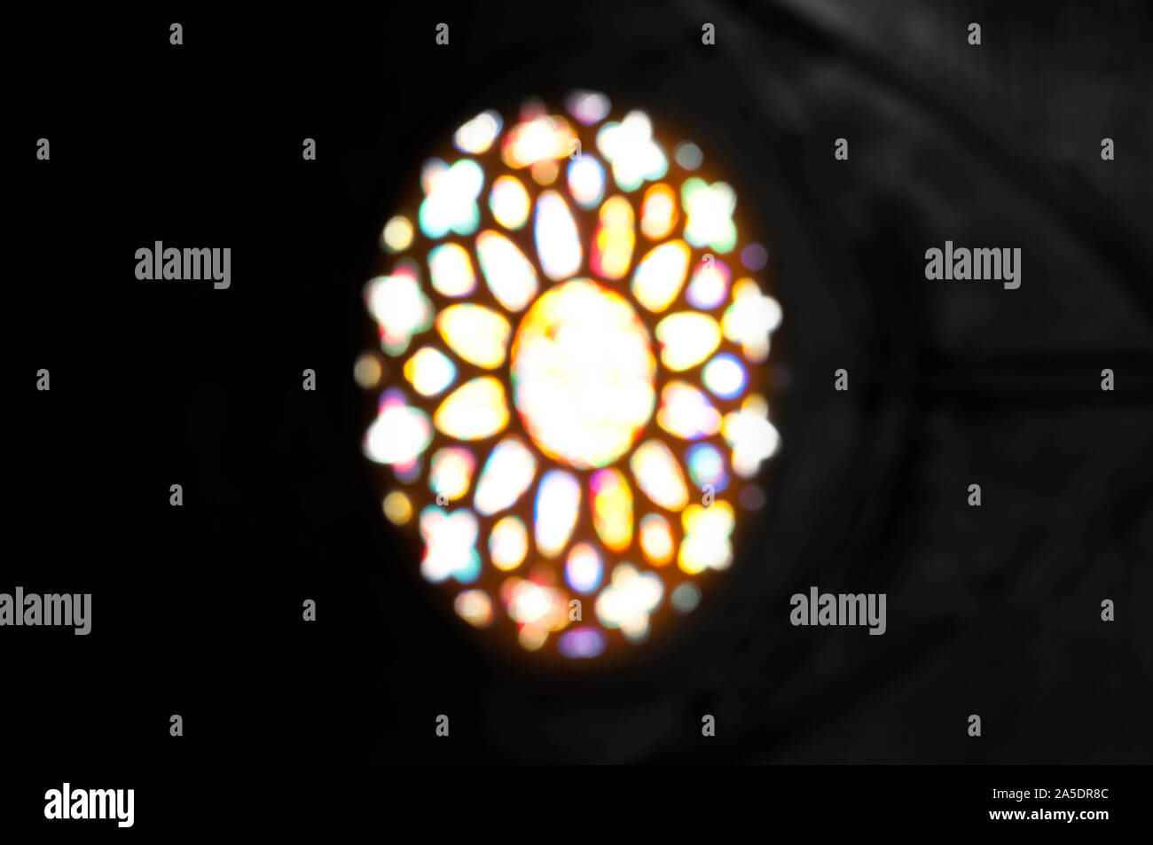 Bokeh und verschwommenes Licht. Rose Fenster innerhalb einer Kathedrale Stockfoto