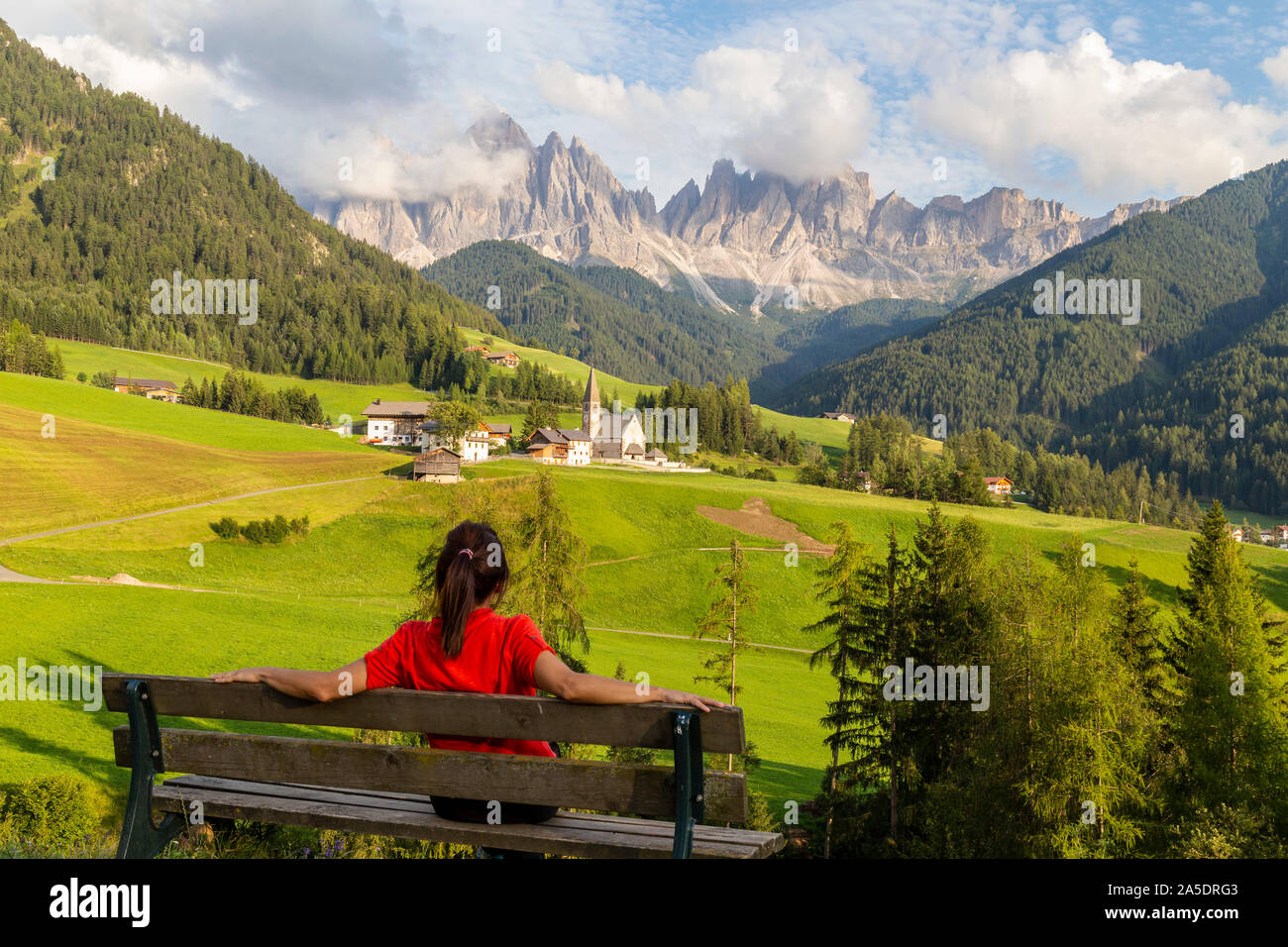 Val di Funes, einem schönen Tal, wo die kleinen Santa Magdalena Kirche seine strategische Position Markierungen für eine der eindrucksvollsten Postkarten der D Stockfoto