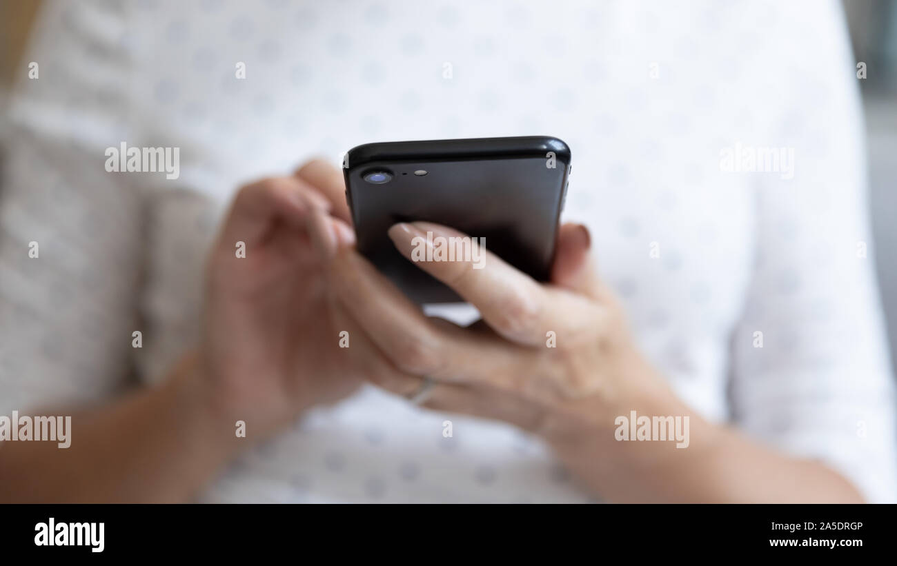 Ältere Frau mit Smartphone mit mobile App, Ansicht schließen Stockfoto