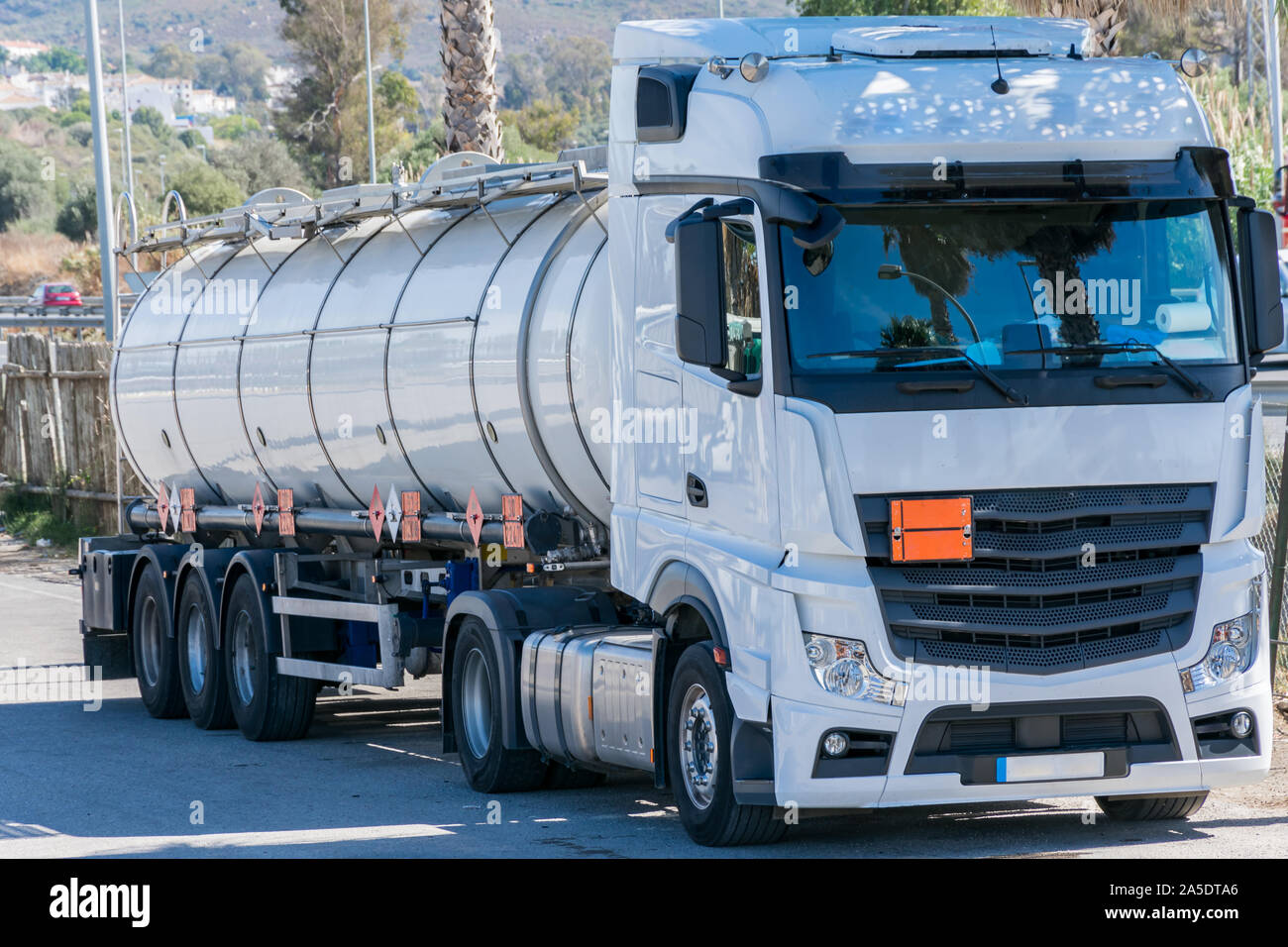 Tankwagen Tankwagen für den Transport von gefährlichen Gütern Stockfotografie - Alamy