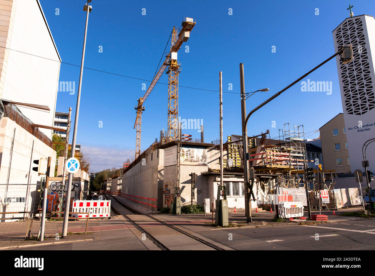 Am Clarenbachplatz in Braunsfeld, einer 160 Meter langen Bahnstrecke der Deutschen Bahn wird mit einem Wohnhaus für den ersten ti gebaut Stockfoto