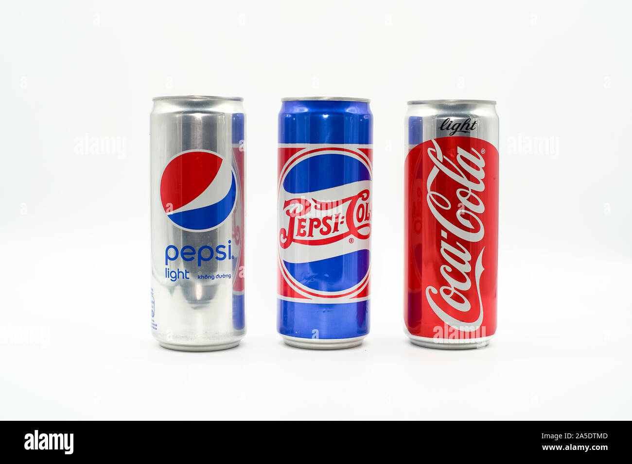 Vietnamesische Pepsi und Coca Cola Dose Flasche isoliert auf weißem  Hintergrund. Dienstag, 12. Februar, Ho Chi Minh City, Vietnam  Stockfotografie - Alamy