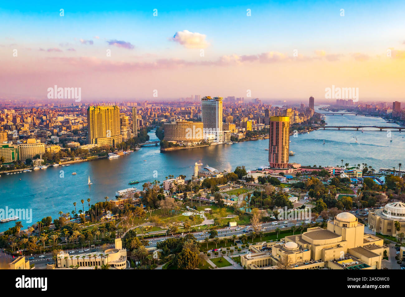 Panorama von Kairo Stadtbild bei Sonnenuntergang von der berühmten Fernsehturm Kairo, Kairo, Ägypten Stockfoto