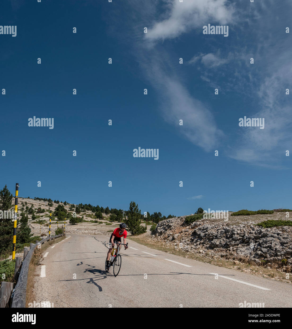 Männliche Radfahrer absteigend Mont Ventoux, Provence, Frankreich. Stockfoto