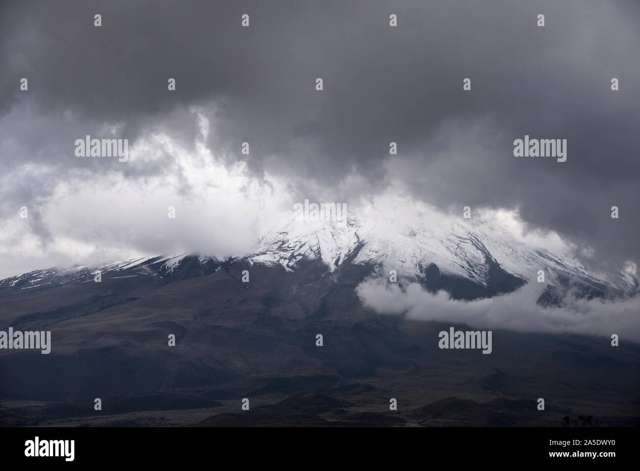 Gewitter am Cotopaxi Vulkan in Ecuador. Stockfoto