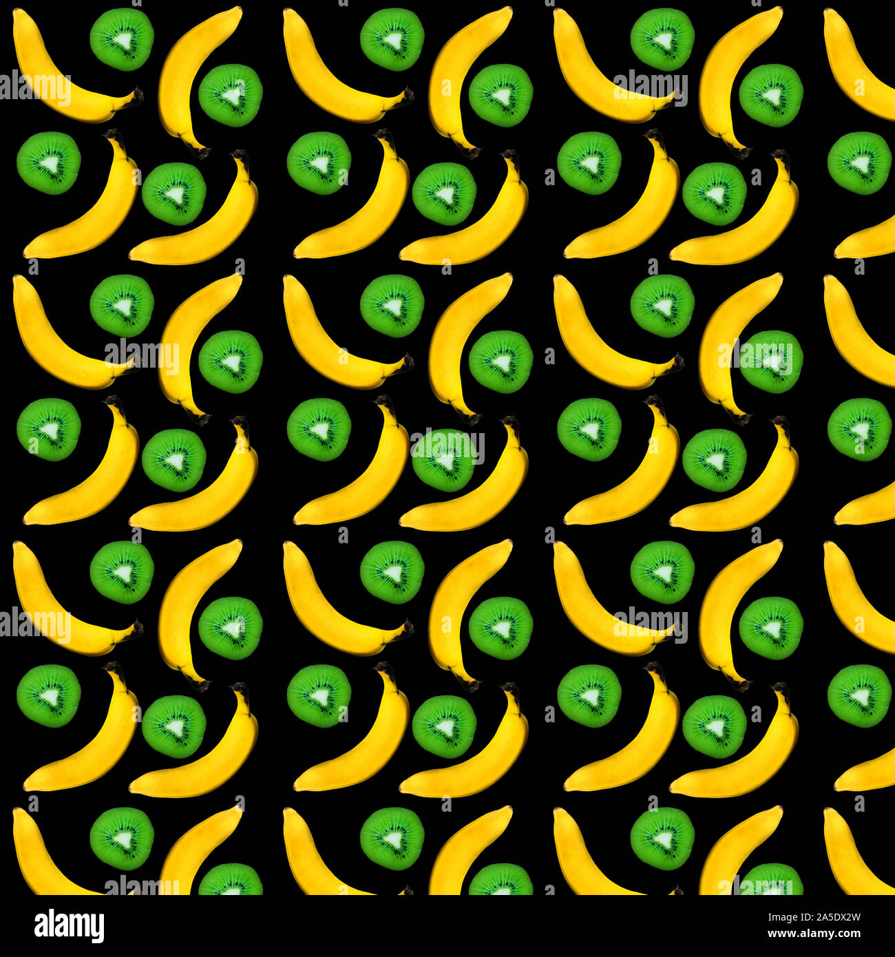 Nahtlose Muster von Bananen und Kiwi auf schwarzem Hintergrund. Drucken. Stockfoto