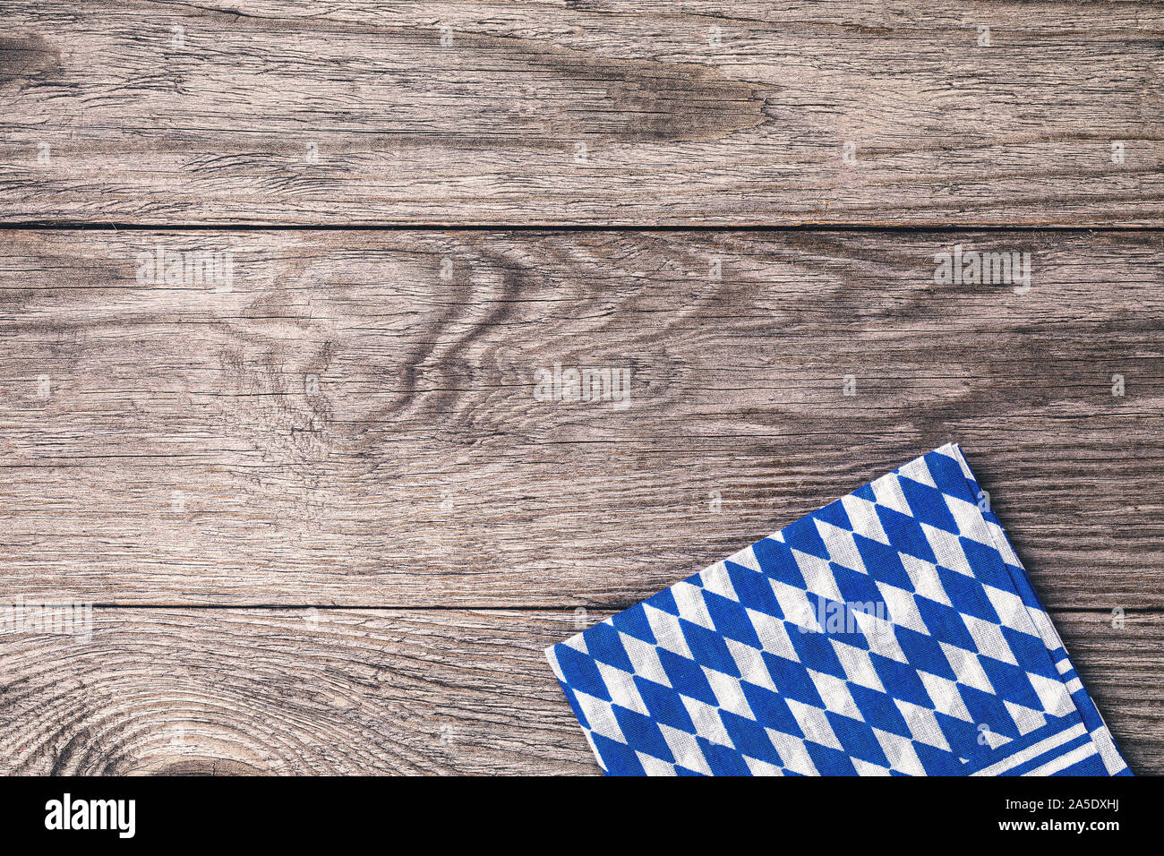 Gefaltete bayerische Serviette auf einem Holztisch mit Kopie Raum, Ansicht von oben. Essen Hintergrund Stockfoto