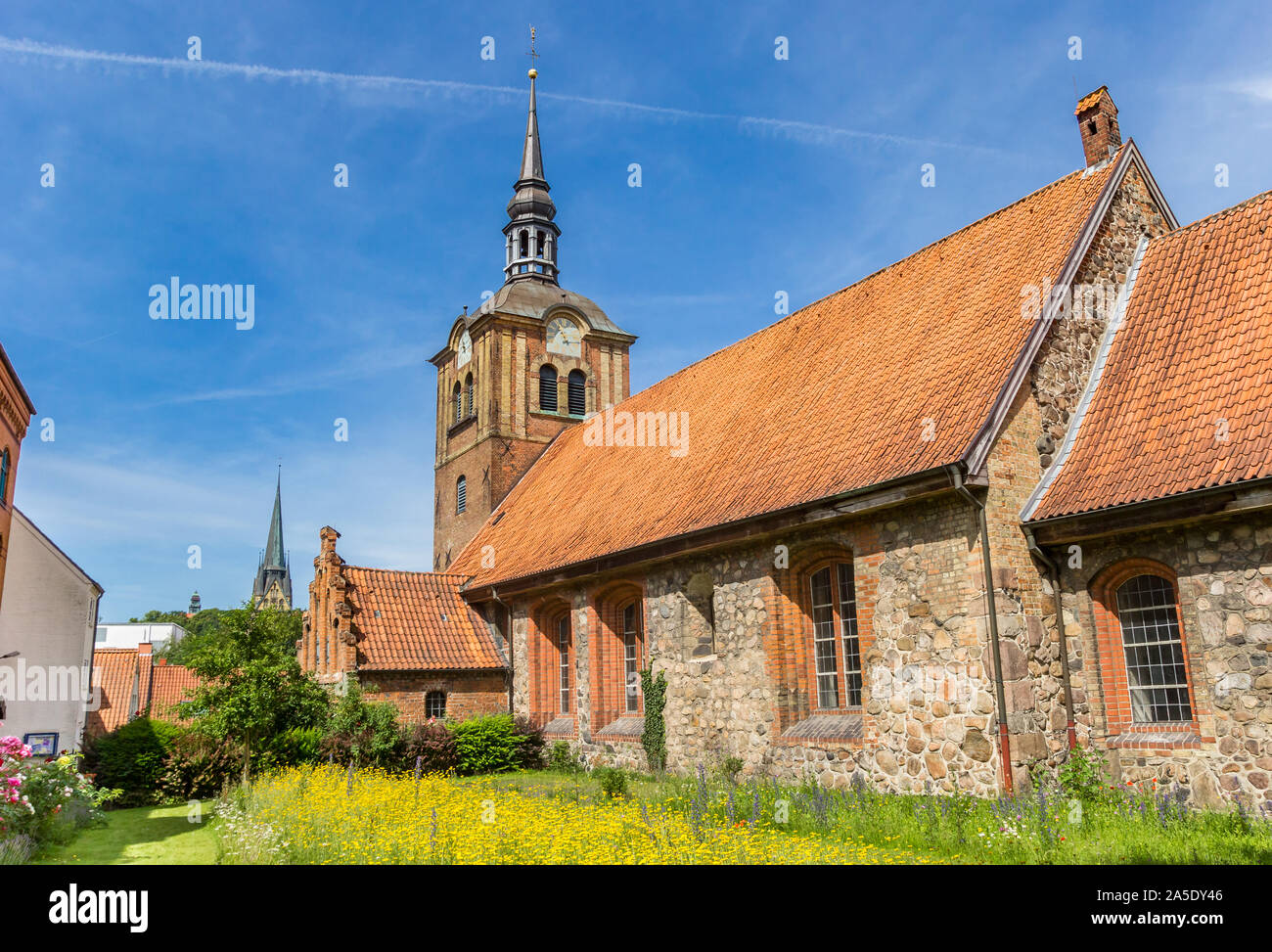 Johanniskirche Kirche und Garten in Flensburg, Deutschland Stockfoto