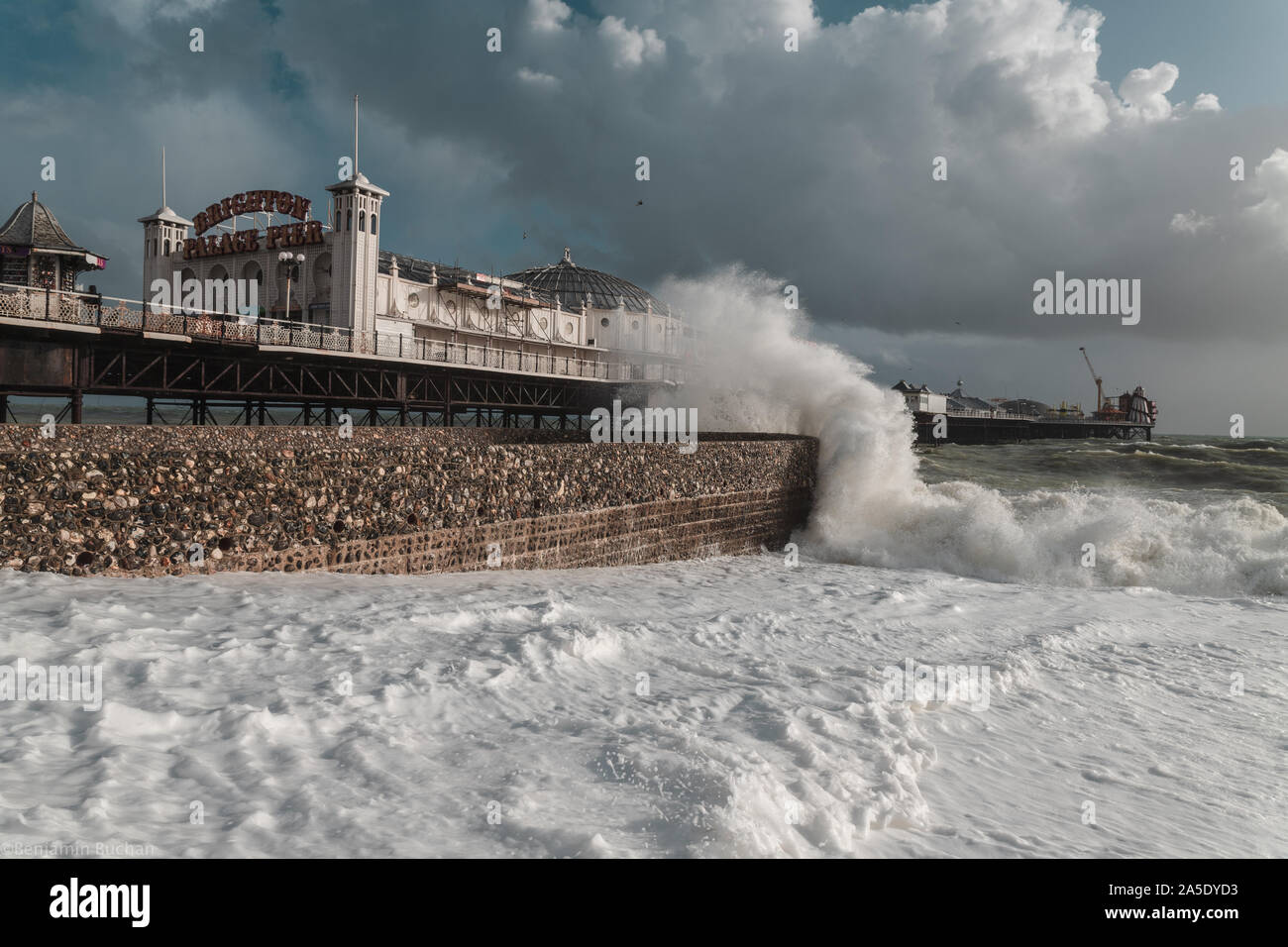 Die Brighton Palace Pier in einen windigen Herbst Tag Stockfoto