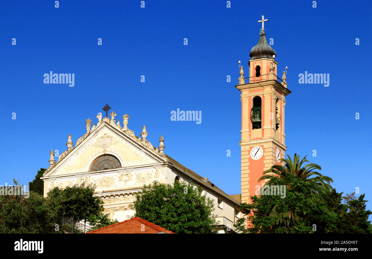 Kirche und Turm auf und blauer Himmel. Genua. Kirche und Turm auf und blauer Himmel. Genua. Stockfoto