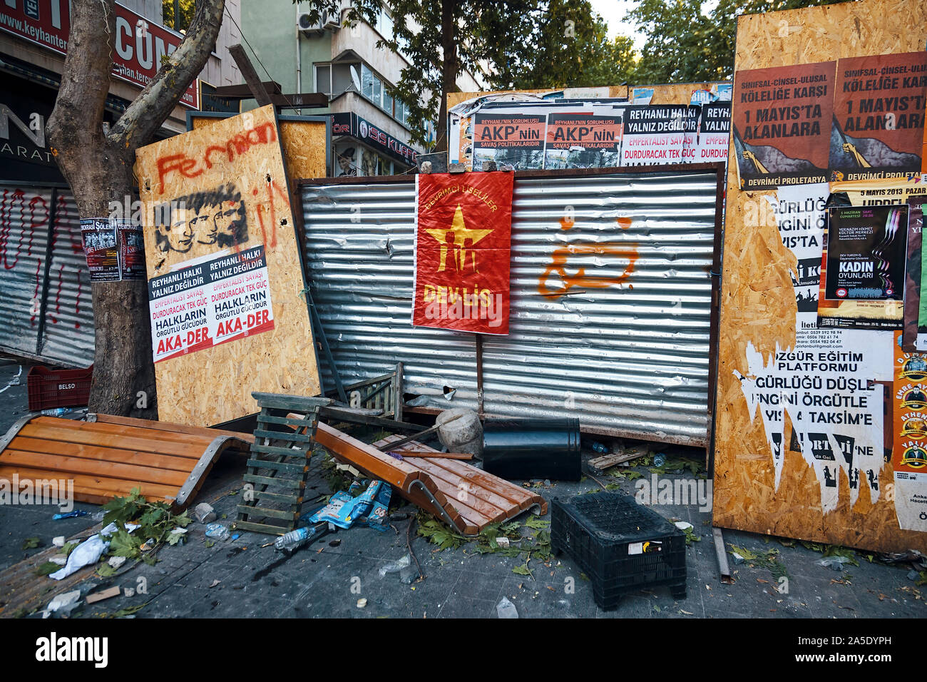 Ankara, Türkei - Juni, 2013: Politische Plakate, Fahnen und Banner auf eine Barrikade errichtet, die von den Demonstranten auf der Straße während Gezi-park Proteste Stockfoto