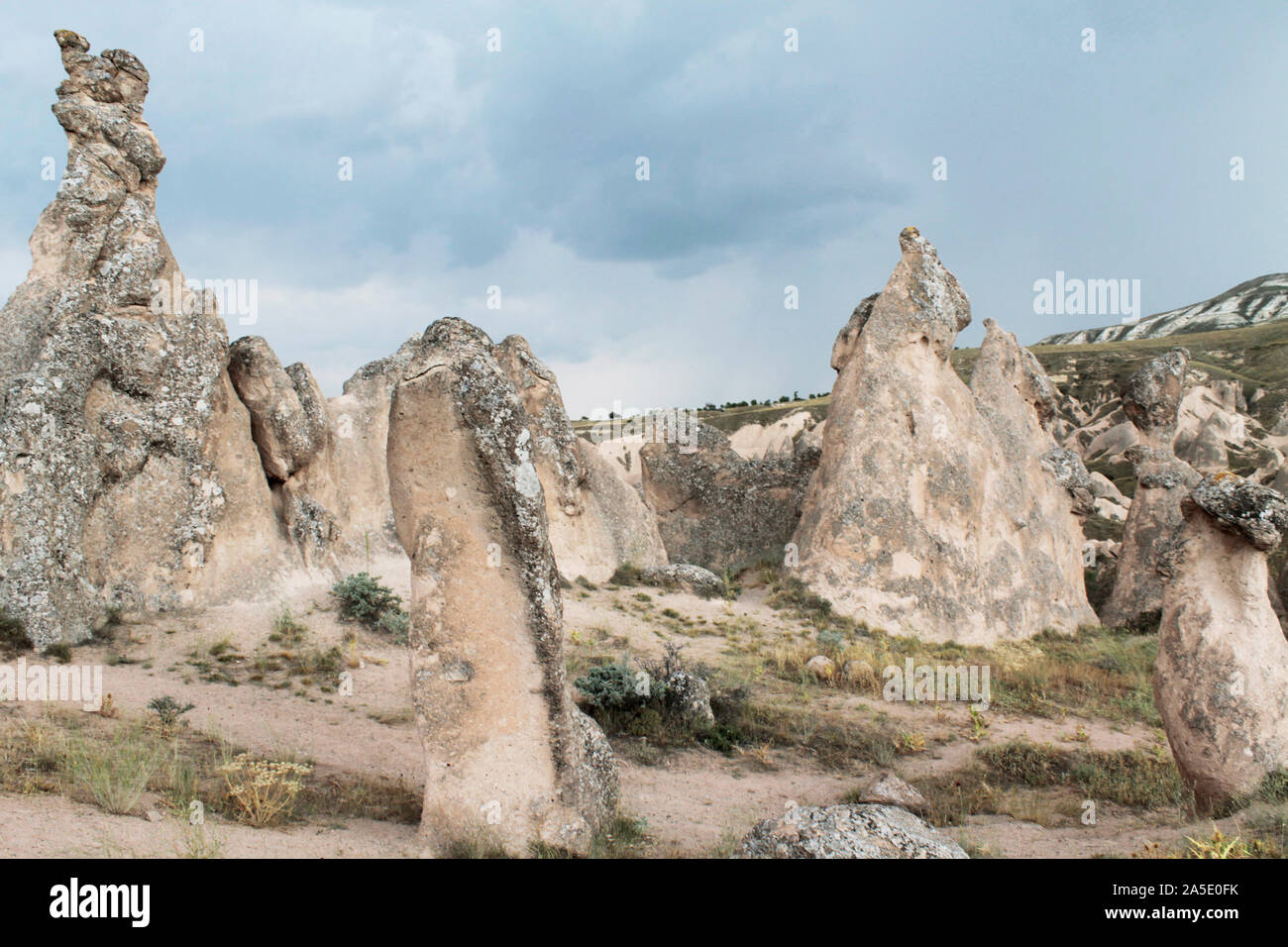 Konisch geformte Felsformation im Tal in weltberühmten Reiseziel - Kappadokien, Türkei Stockfoto