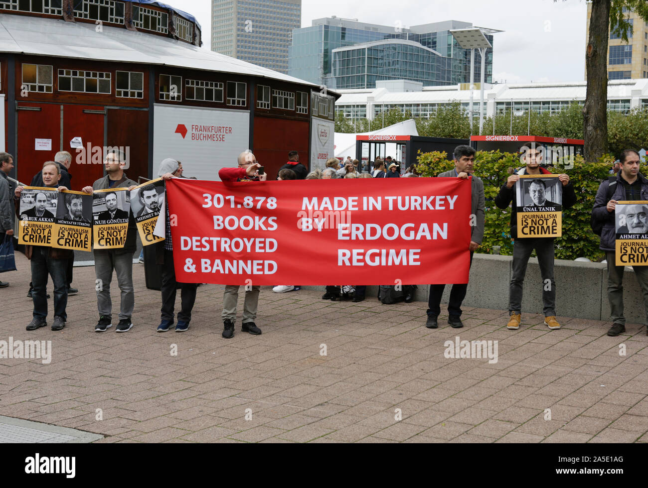 Einige türkische Aktivisten Proteste gegen die Inhaftierung von Journalisten durch die türkische Regierung. Die 71Th Frankfurter Buchmesse 2019 ist die weltweit größte Buchmesse mit über 7.500 Ausstellern und über 285.000 erwarteten Besucher. Der Ehrengast für die 2019 Messe ist Norwegen. (Foto von Michael Debets/Pacific Press) Stockfoto