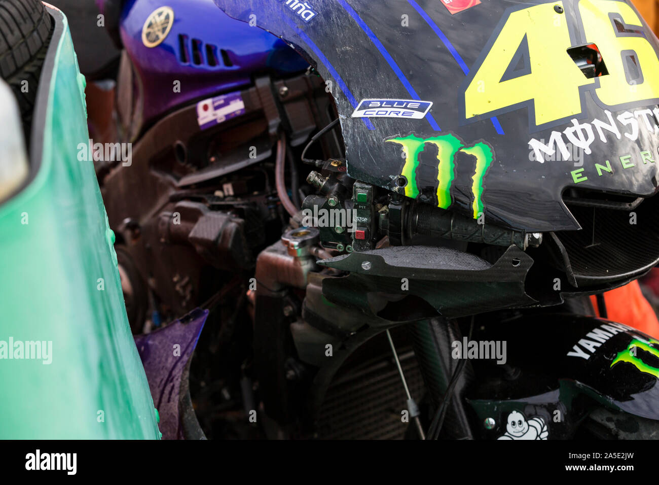 Motegi, Japan. Okt 2019 20. MotoGP, Motul Grand Prix von Japan, Race Day; die Zahl 46 Monster Energy Yamaha Motorrad hat es Bar Gebogen Griff nach hinten in den Rahmen nach Valentino Rossi während des Rennens ist abgestürzt - Redaktionelle Verwendung Credit: Aktion Plus Sport Bilder/Alamy leben Nachrichten Stockfoto