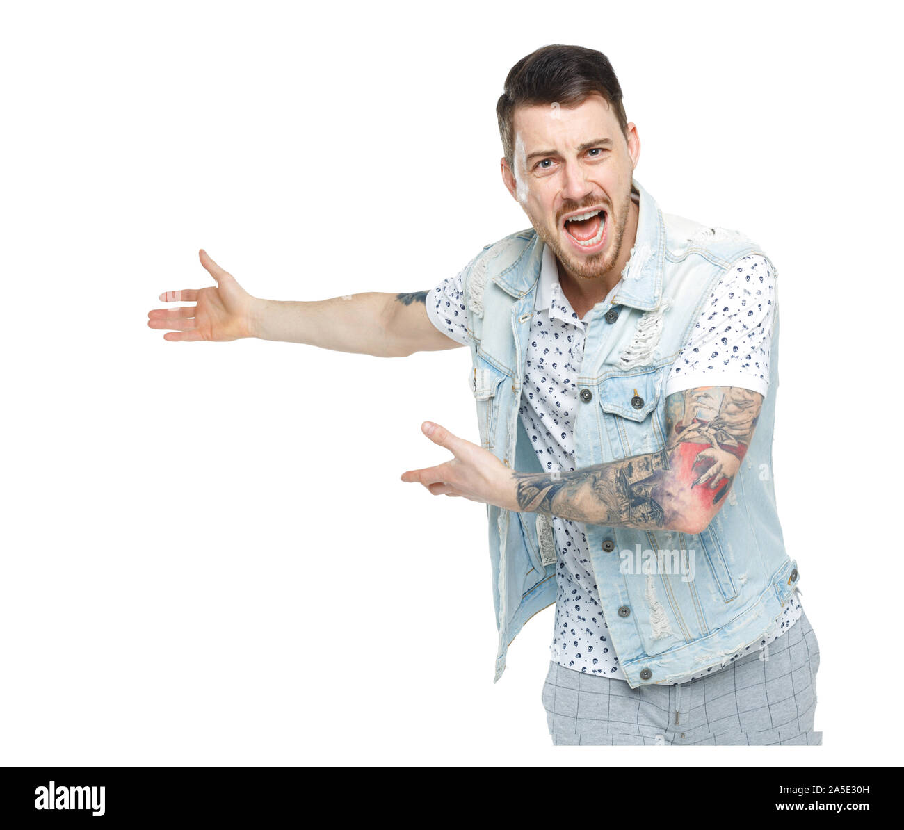 Der Mann schreit. Aggressive Kerl in Tattoos am Rahmen schreien und seine Hände wieder angezeigt. Eine zornige Kerl Skandale und versteht die Probleme. Isolat Stockfoto