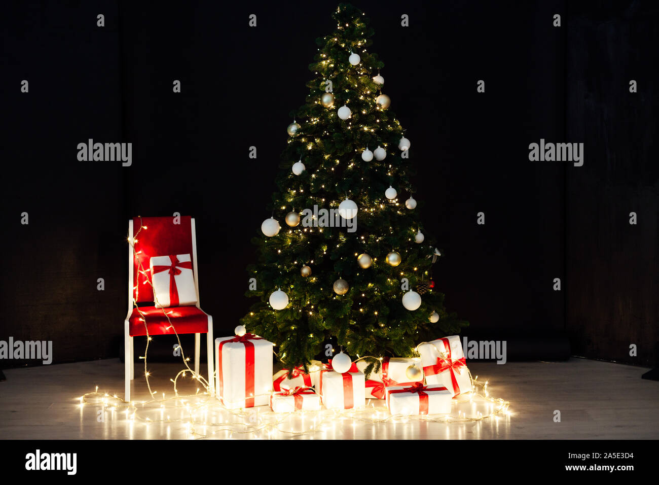 Weihnachtsbeleuchtung Mit Weihnachtsbaum Und Geschenke Auf Schwarzem Hintergrund Stockfotografie Alamy