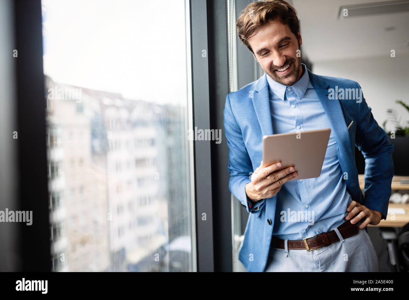 Porträt der Geschäftsmann lächelnd bei der Verwendung von digital-Tablette Stockfoto
