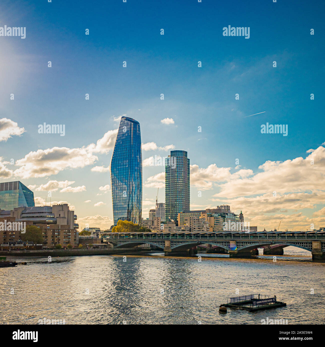 Eine Blackfriars Gebäude (auch als Vase bekannt) und die Southbank Turm mit der Themse und Blackfriars Railway Bridge, London, UK. Stockfoto