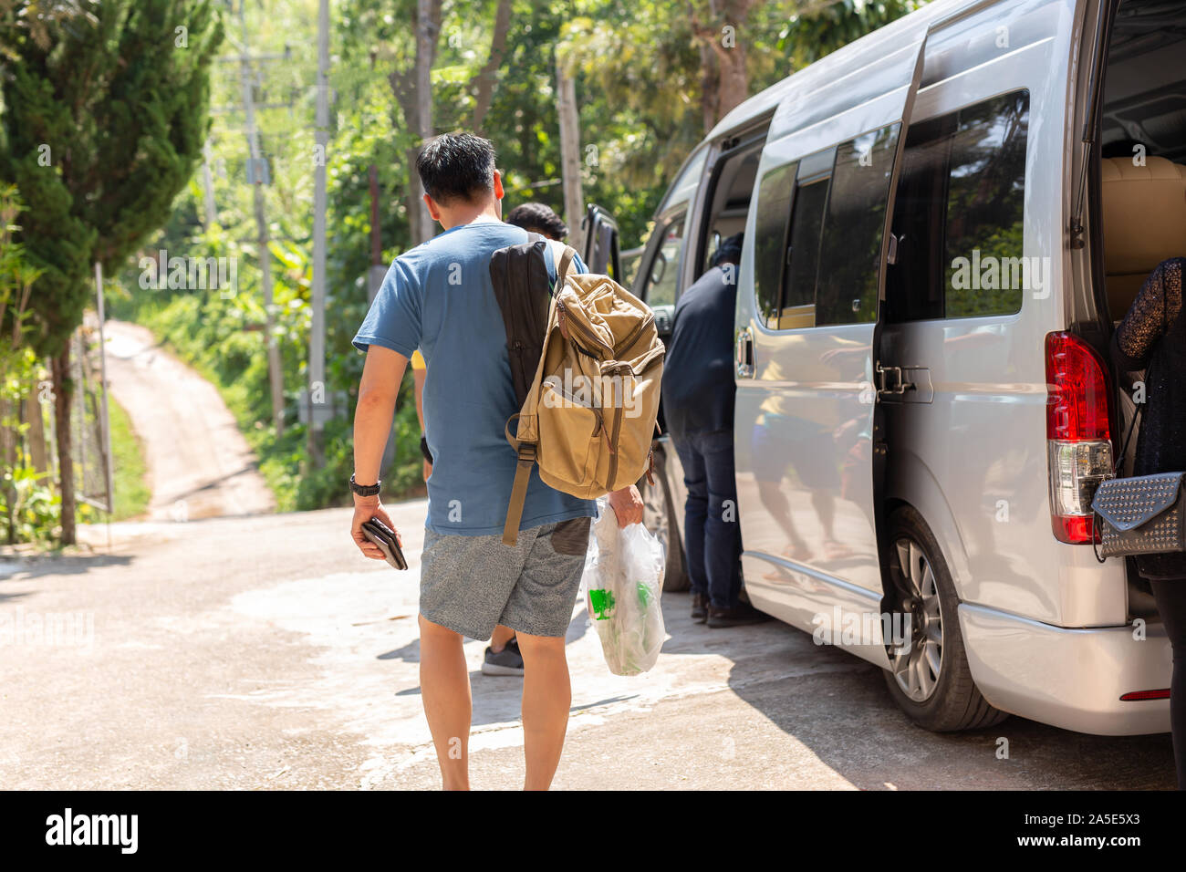 Passenger Boarding auf Reisen van mit Tragetasche und eco Plastikbeutel. Stockfoto