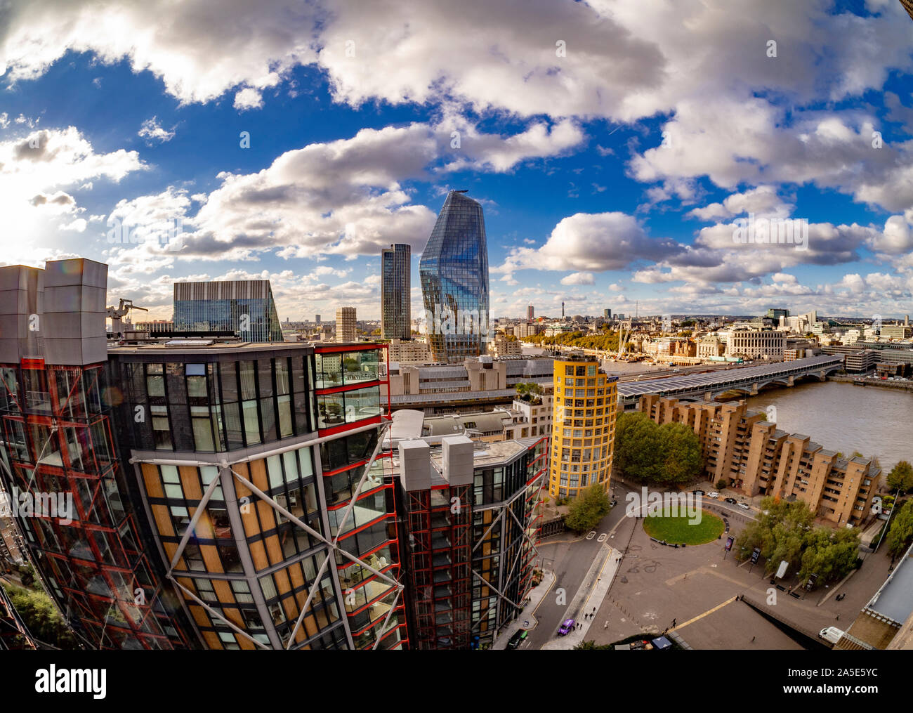 Eine Blackfriars Gebäude (auch als Vase bekannt) und die Southbank Tower. Apartments im Vordergrund. London, Großbritannien. Stockfoto