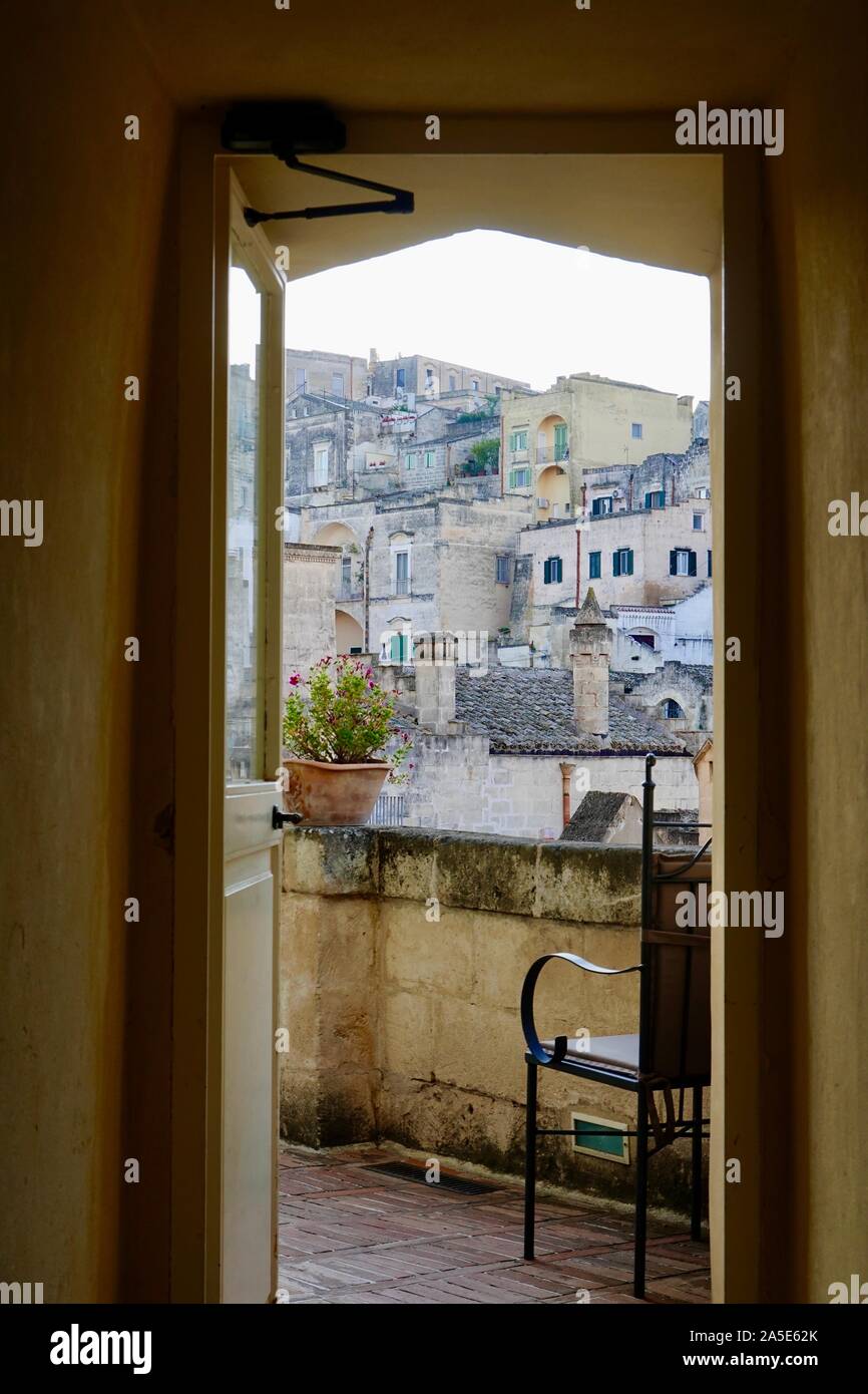 Auf der Suche durch eine Tür in die Stadt Matera, Basilikata, Italien. Stockfoto