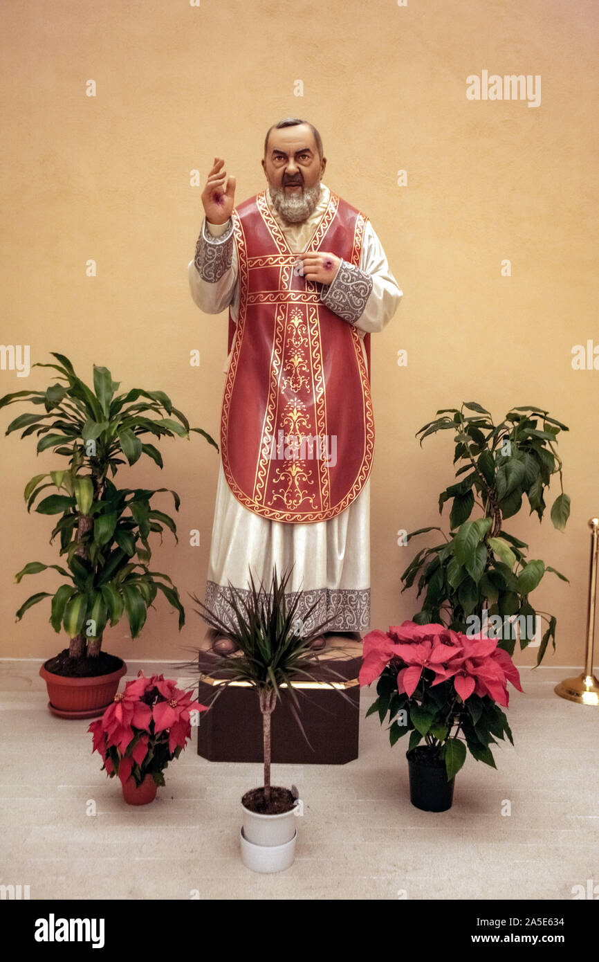 Italien Apulien San Giovanni Rotondo (FG): Statue des San Pio neue Kirche San Pio Stockfoto